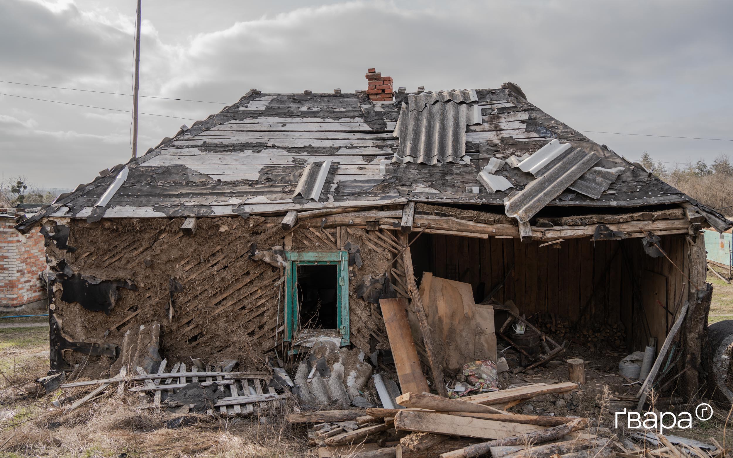 Знищений внаслідок обстрілу будинок у Савинській громаді.
