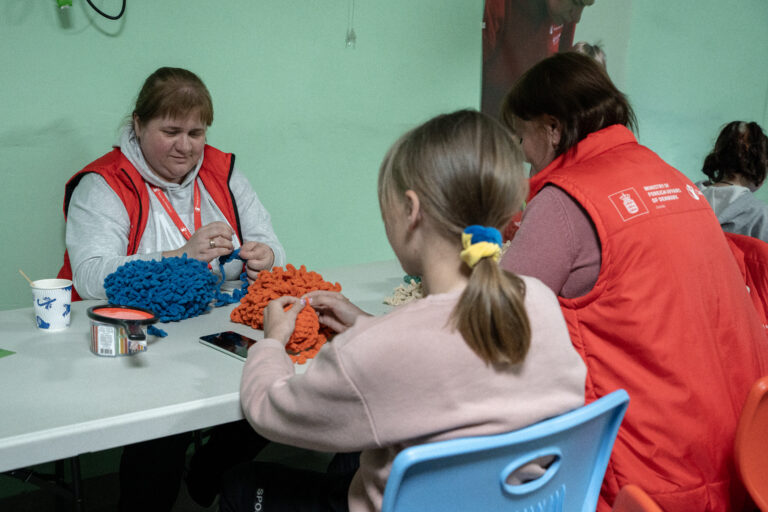 «Треба відбудувати хоч одну школу, щоб потім ми могли навчати дітей»: як йде відновлення Шевченкового — фото