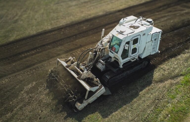 У ДСНС показали машину для розмінування Armtrac 400, яка працює на Харківщині 