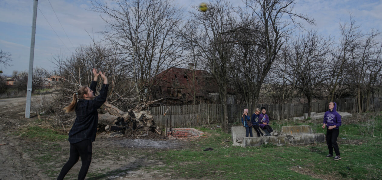 Діти Донецького грають на вулицях зруйнованого села. Фото: Владлен Ноль, Ґвара Медіа