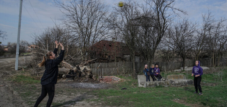 «Чекаємо саперів»: як живе та відновлюється село Донецьке на Харківщині — фоторепортаж