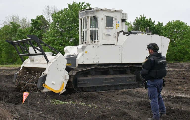 Піротехніки Харківщини отримали ще одну машину для розмінування, яка здатна перемолоти міни