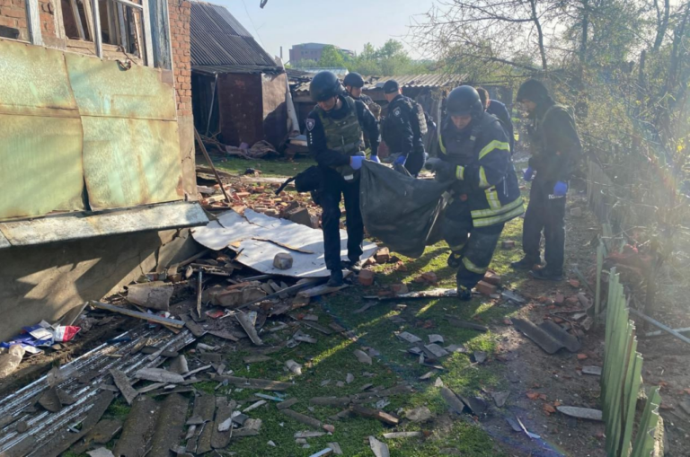 На Харківщині рятувальники дістали з-під завалів тіло чоловіка, загиблого внаслідок обстрілу