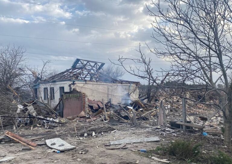 Зруйнована стела та пошкоджені будинки: наслідки обстрілів Куп’янського району – фото