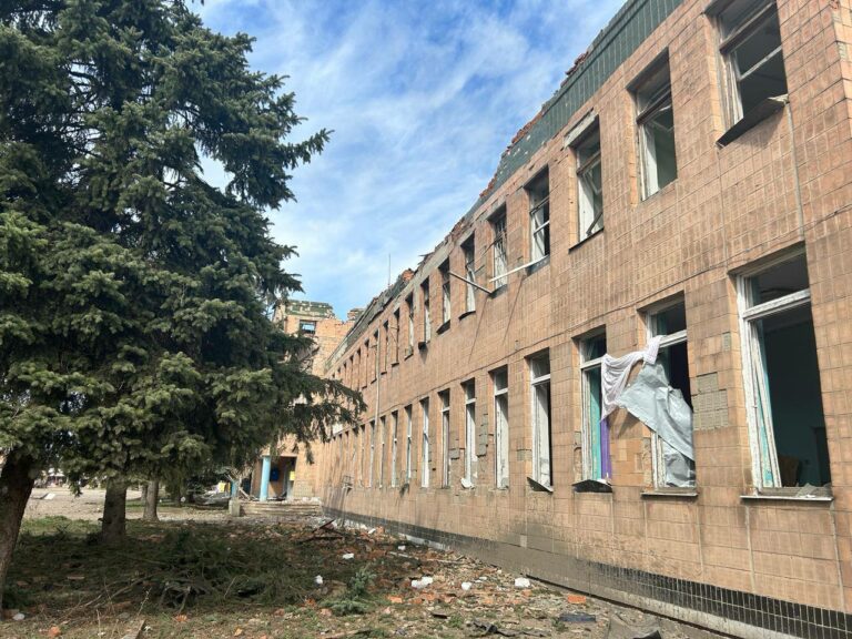 Російські війська КАБами зруйнували будівлю «Укрпошти» у Боровій на Харківщині