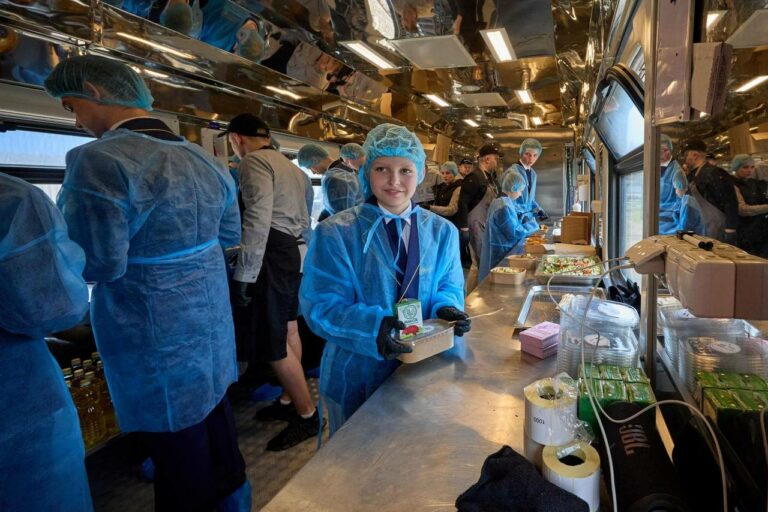 Поїзд-кухня Укрзалізниці готує для Харківської психіатричної лікарні, пошкодженої обстрілом