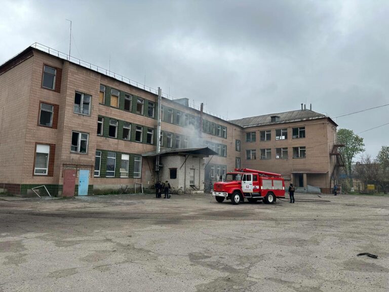Армія РФ КАБами пошкодила адмінбудівлі та бібліотеку в Боровій на Харківщині