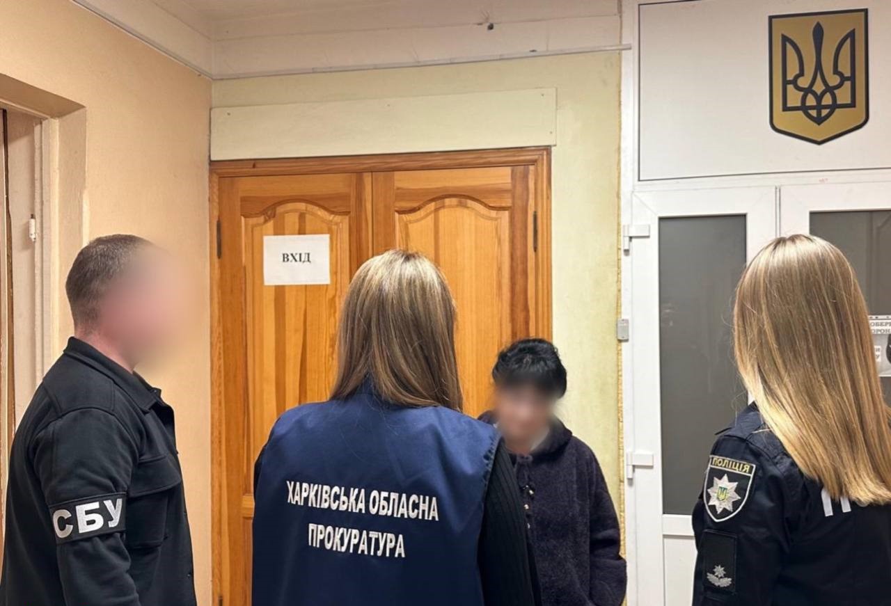 Прокуратура повідомляє про підозру 61-річній жінці, яка працювала в окупаційній адміністрації Куп'янська