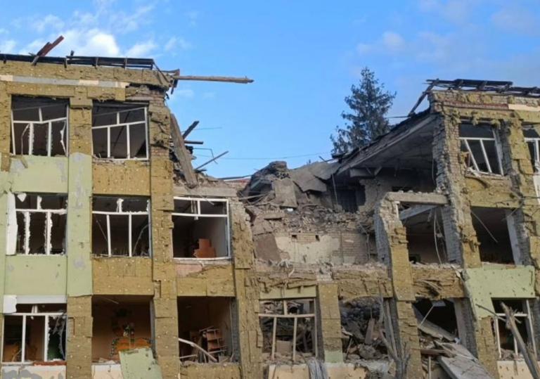 Росіяни обстріляли навчальний заклад у Боровій на Харківщині