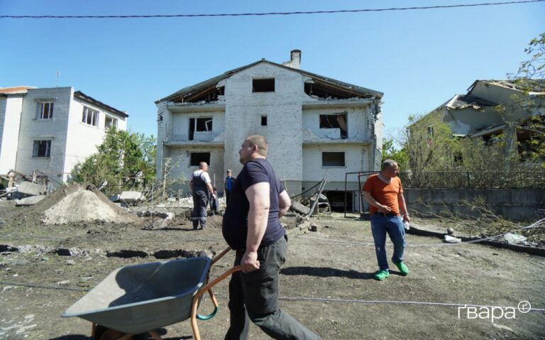 Армія РФ завдала ударів по жилому району Харкова — фото