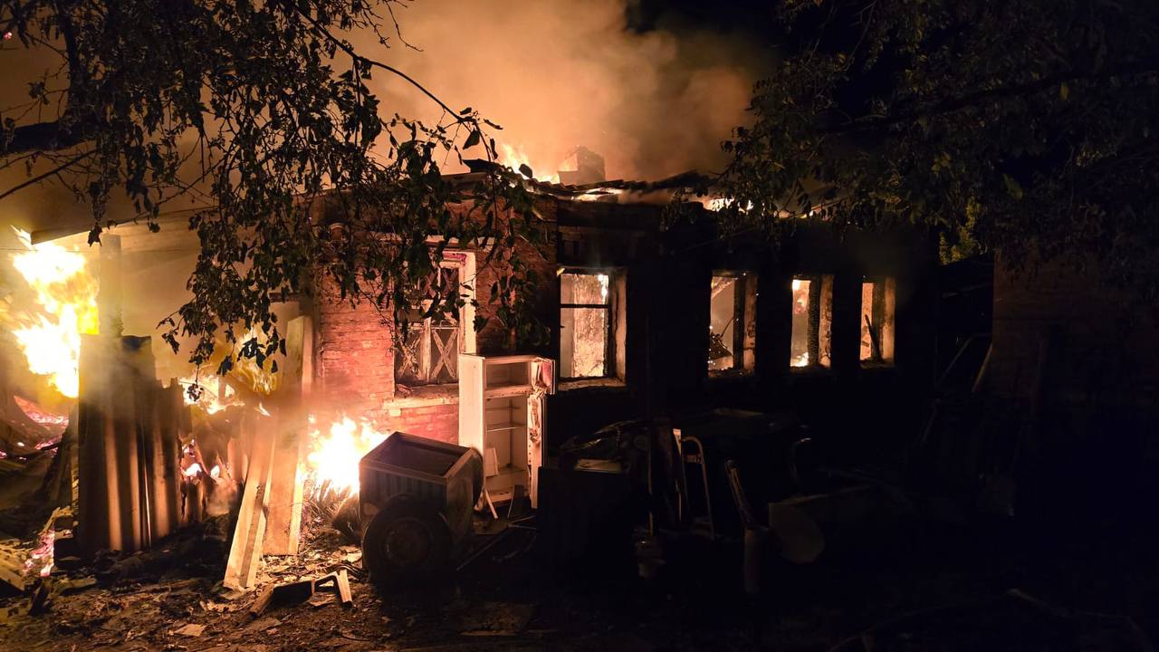 Private house on fire in the aftermath of Russian drone attack on Kharkiv overnight on May 21 / Photo: Oleh Syniehubov's Telegram
