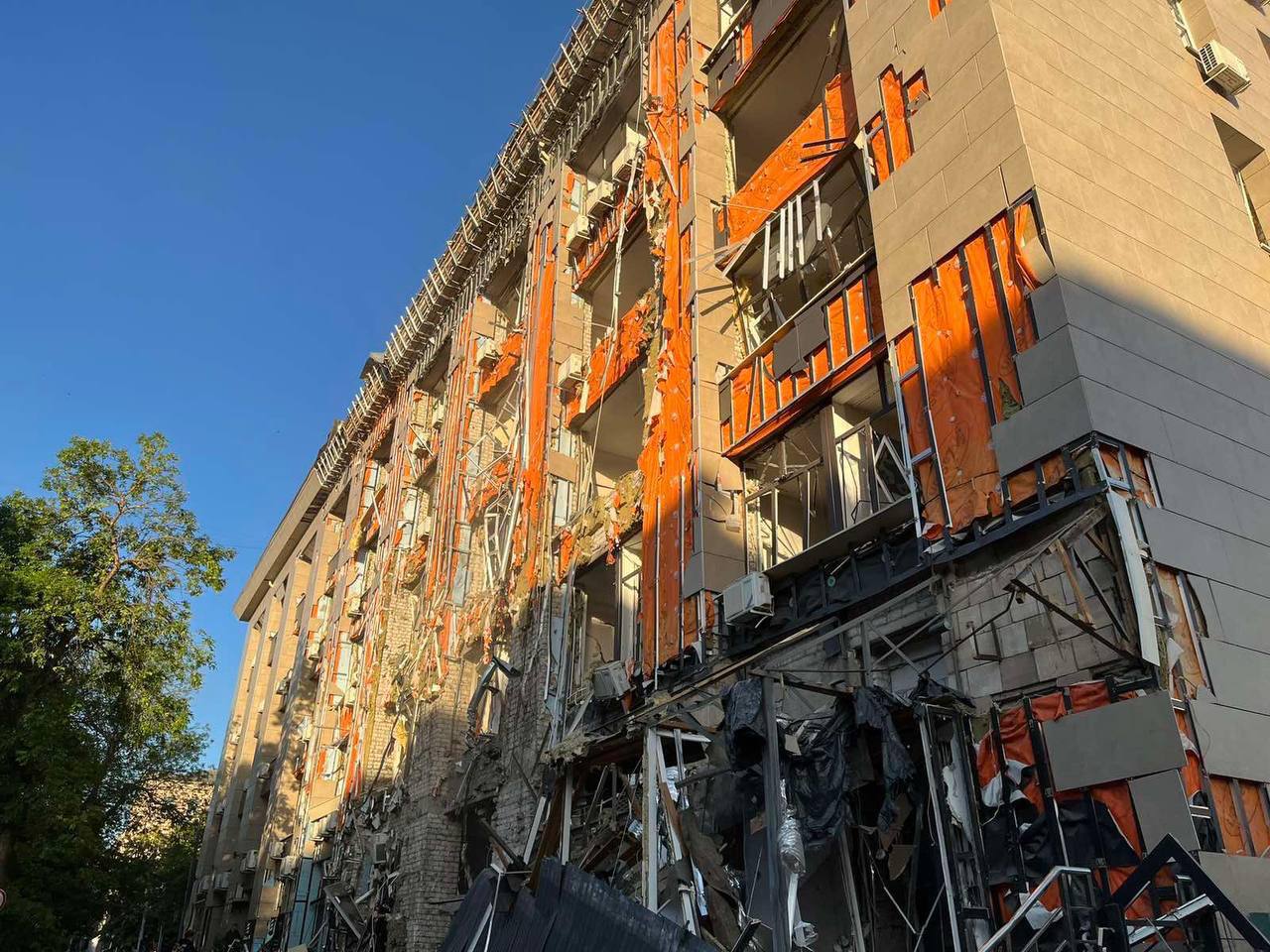 A residential apartment building damaged in Russian attack in the center of Kharkiv on May 25 / Source: Oleh Syniehubov's Telegram