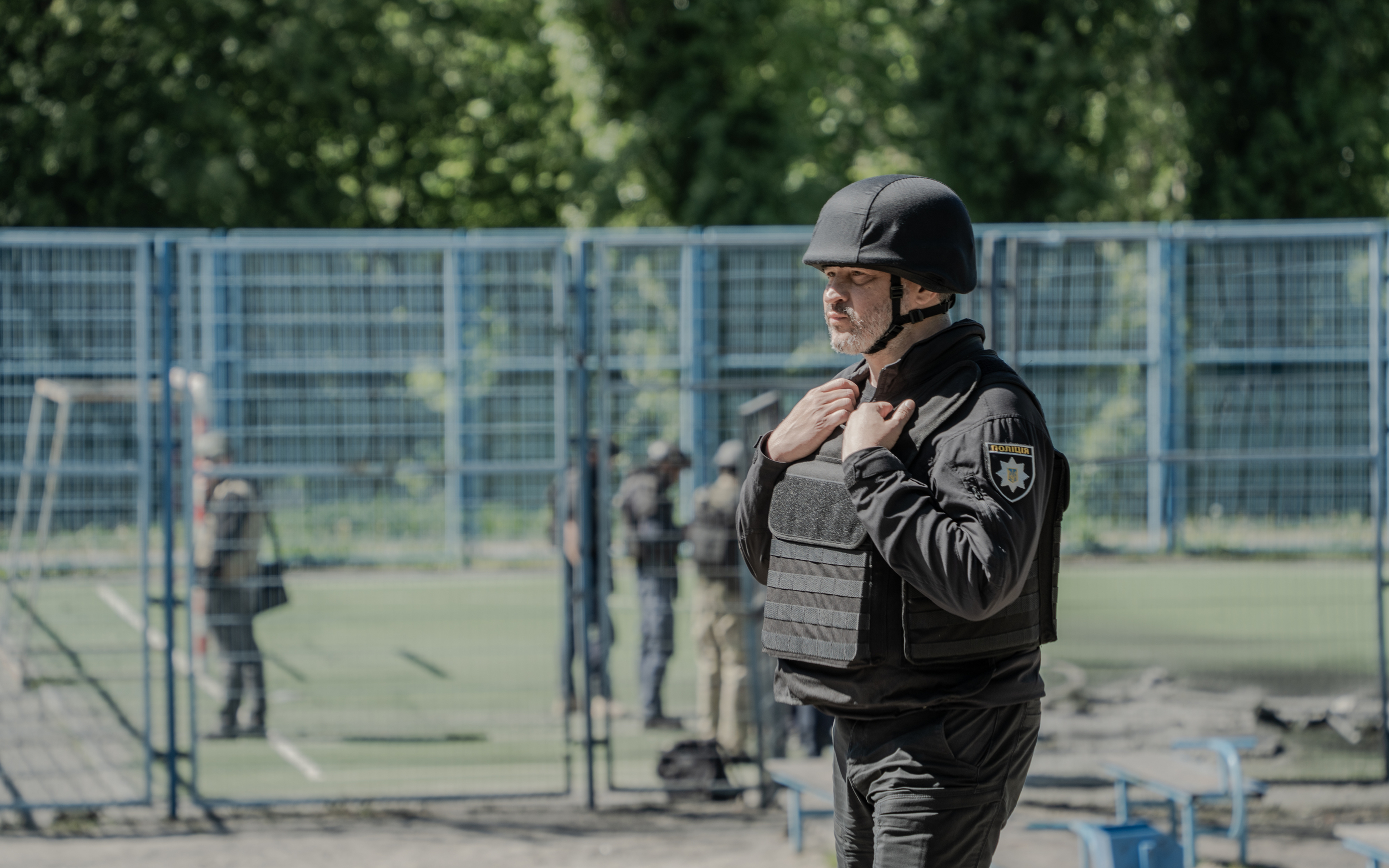 A police officer at the hit site of Russian strike on Kharkiv on May 8. The attack injured seven people, including four children / Photo: Ivan Samoilov for Gwara Media