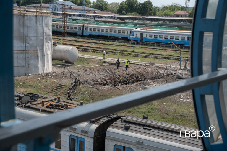 Внаслідок ударів по Люботину на Харківщині пошкоджено залізничний вокзал — фоторепортаж