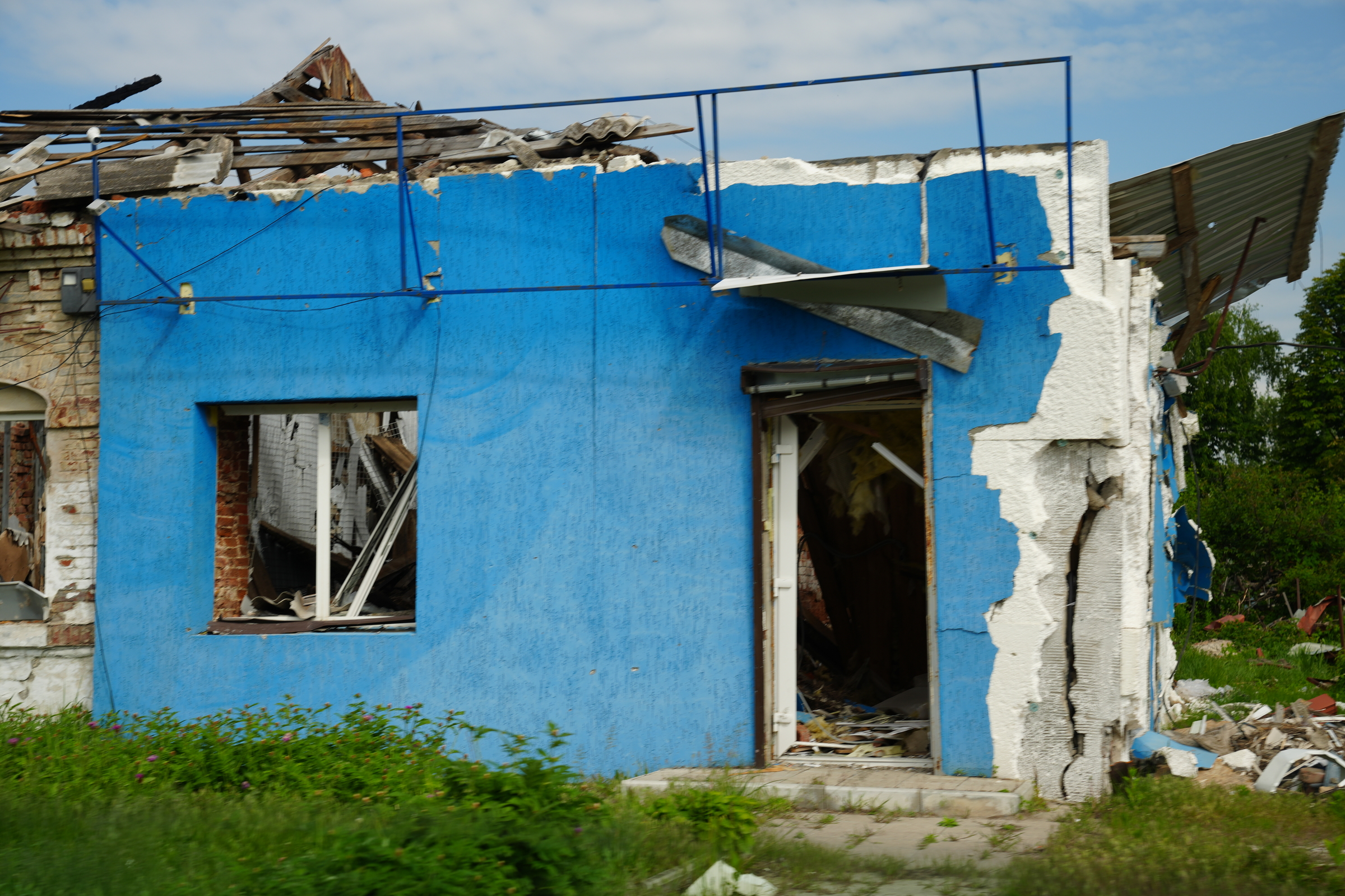 A house in Vovchansk, damaged by Russian strikes. May 11, 2024 / Photo: Yana Sliemzina for Gwara Media