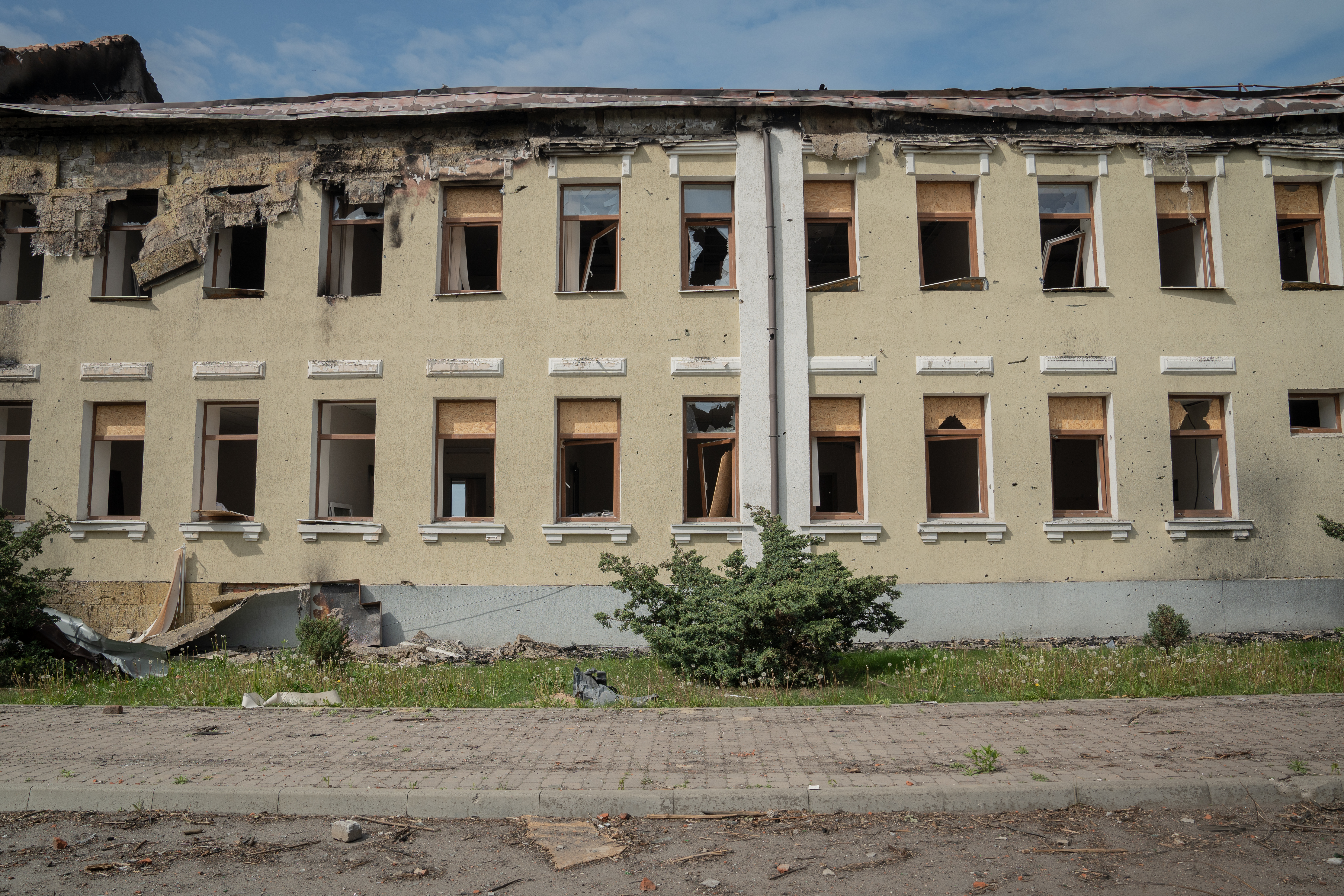 A destroyed building in Vovchansk / Photo: Yana Sliemzina for Gwara Media