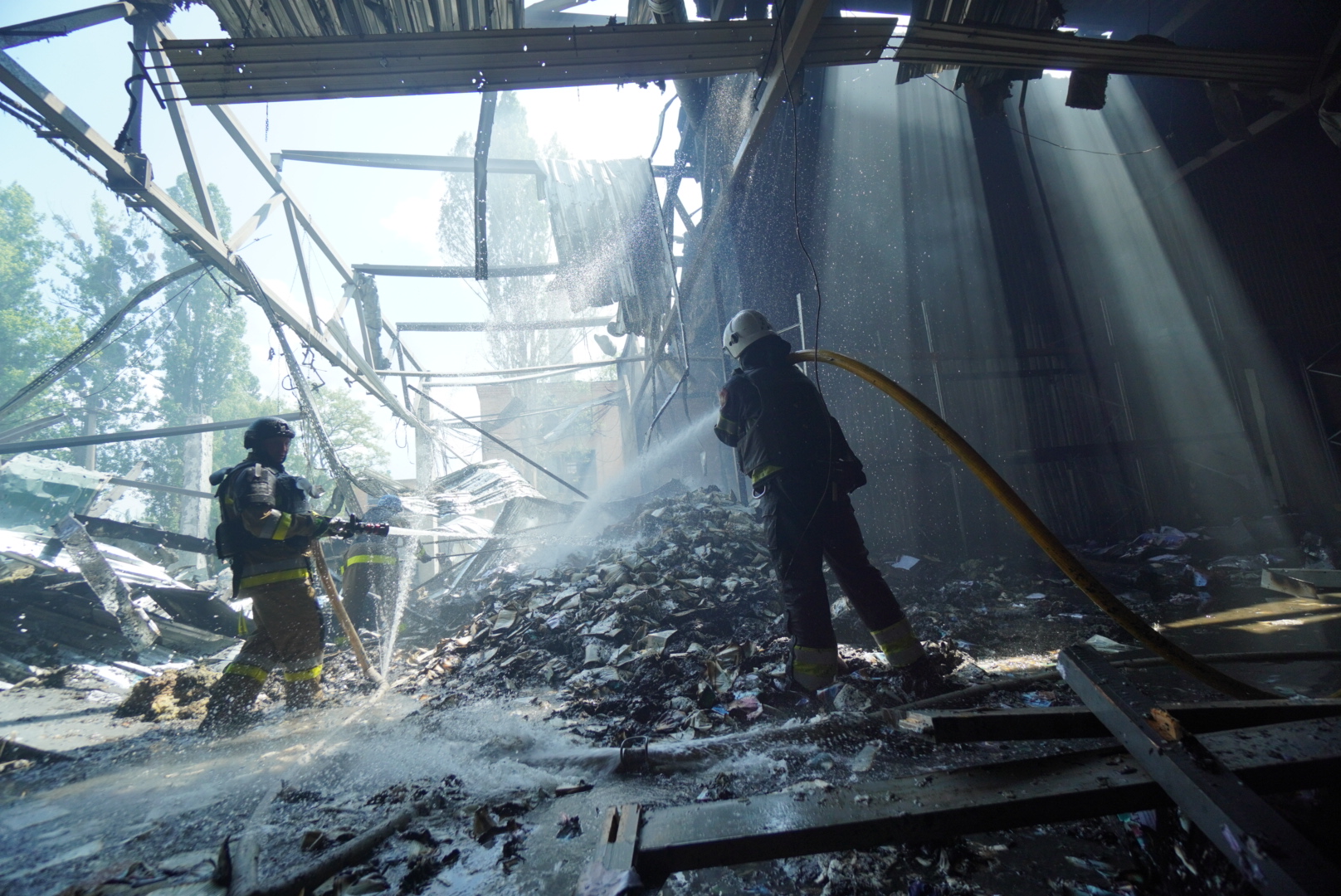 Emergency service workers are putting out the fire that caught the printing house in Kharkiv in the aftermath of Russian massive missile attack on Kharkiv on May 23 / Photo: Ivan Samoilov for Gwara Media