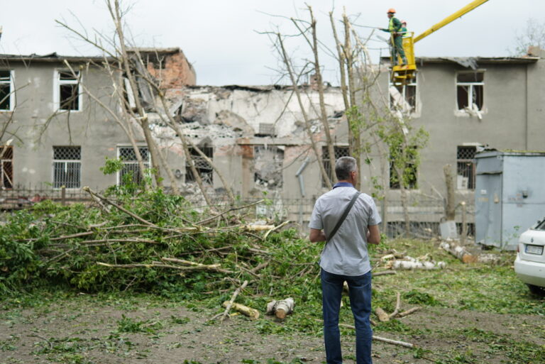 Унаслідок нічних ударів по Харкову пошкоджено 23 будинки — фоторепортаж