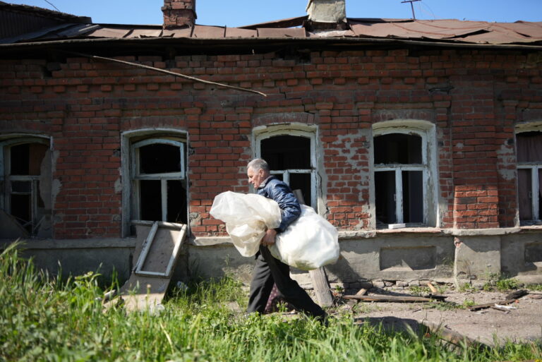 Росія завдала удару по Харкову посеред дня по приватним будинкам: є загибла та постраждалі — фото