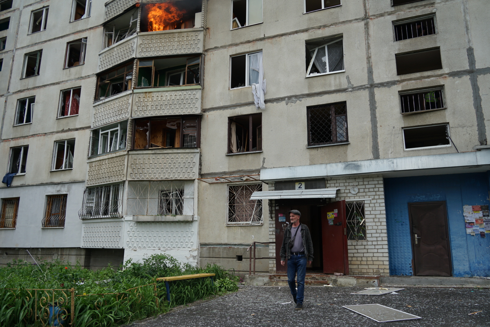 A Russian gliding bomb damaged a residential apartment building in Kharkiv's Shevchenkivskyi district on May 22, 2024. The flat on the fourth floor is burning. / Photo: Denys Klymenko for Gwara Media