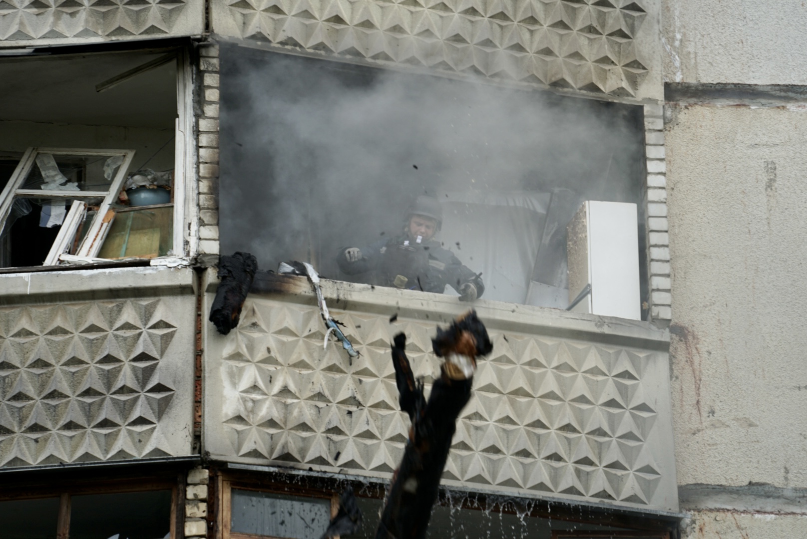 The building that was damaged by a Russian bomb attack in Kharkiv. The fire is burning on the fourth floor. May 22, 2024 / Photo: Denys Klymenko for Gwara Media 