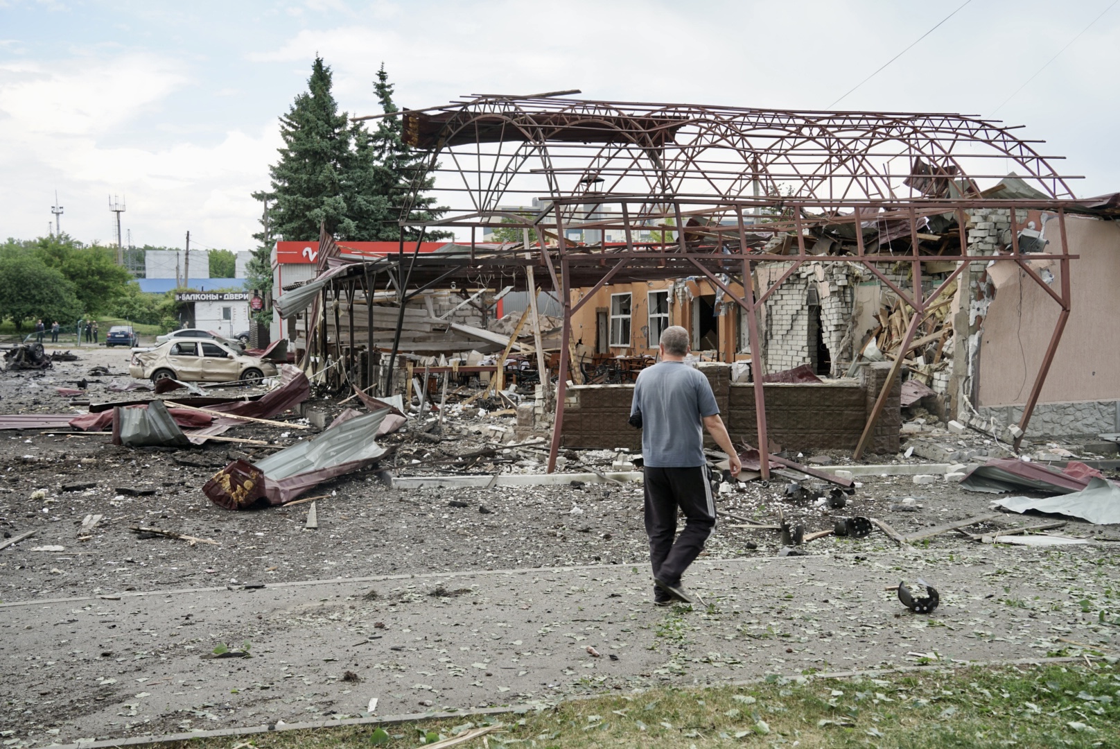 A cafe destroyed by Russian modified glide bomb on May 22, 2024 / Photo: Denys Klymenko for Gwara Media 