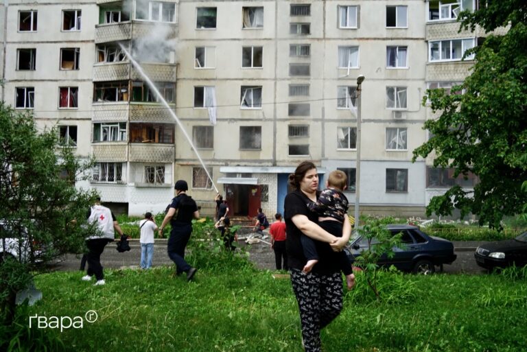 Чув, як люди кричать і просять про допомогу: росіяни вдарили по житловому району Харкова — фоторепортаж