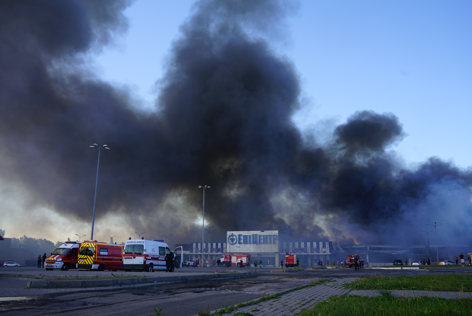 Burning hypermarket in Kharkiv's residential district in the aftermath of Russian glide bomb attack on May 25 / Photo: Denys Klymenko, Gwara Media