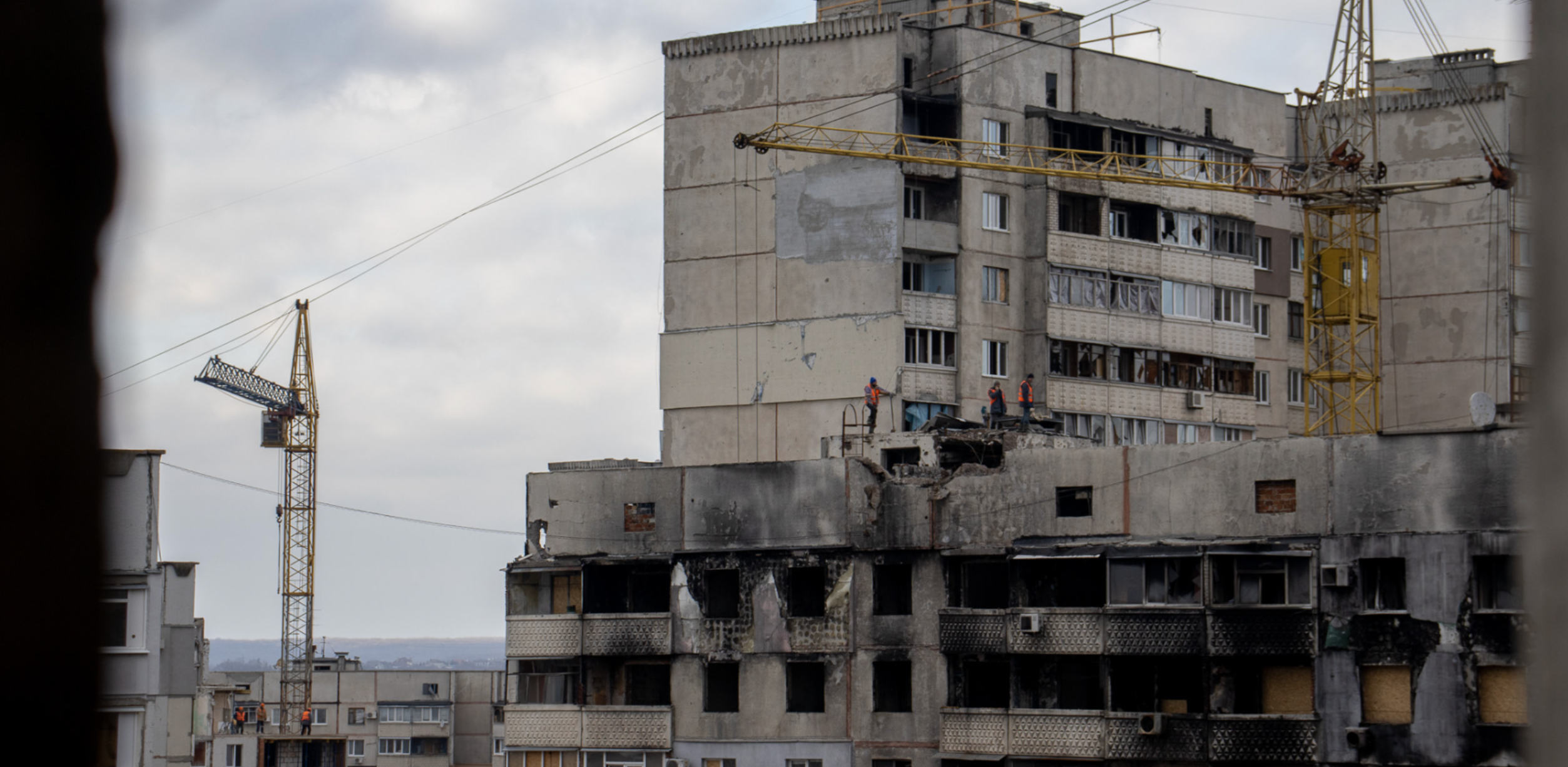 Reconstruction and restoration of the Northern Saltivka neighborhood's apartment buildings that were destroyed or damaged by Russian aggression are ongoing / Photo: Oleksandr Magula for Gwara Media
