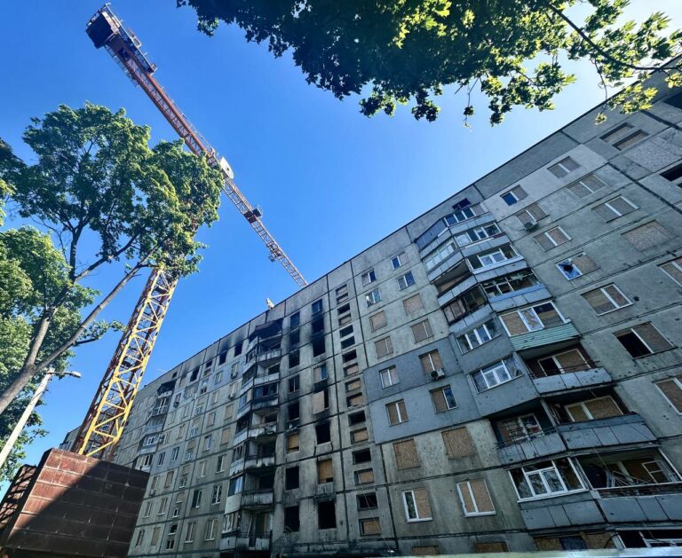 У Харкові відновлюють житловий будинок, пошкоджений обстрілами у 2022 році