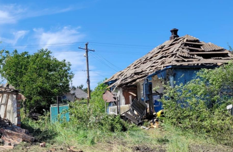 Внаслідок авіаударів по селу на Харківщині постраждала мирна мешканка