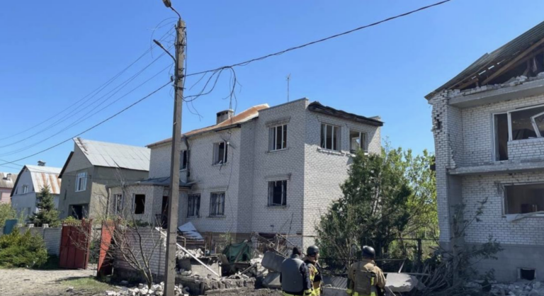 Пошкоджено щонайменше 10 приватних домогосподарств та господарчих споруд: військо РФ завдало ударів Харкову