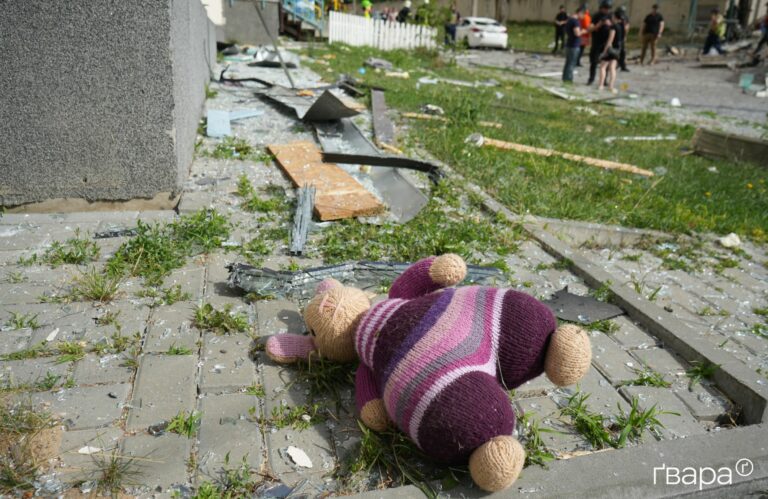 Армія РФ обстріляла Харків: під завалами зруйнованого будинку перебуває дитина