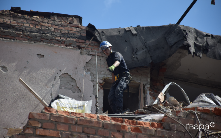 Рятувальники другий день розбирають завали зруйнованого Росією будинку в Харкові — фото