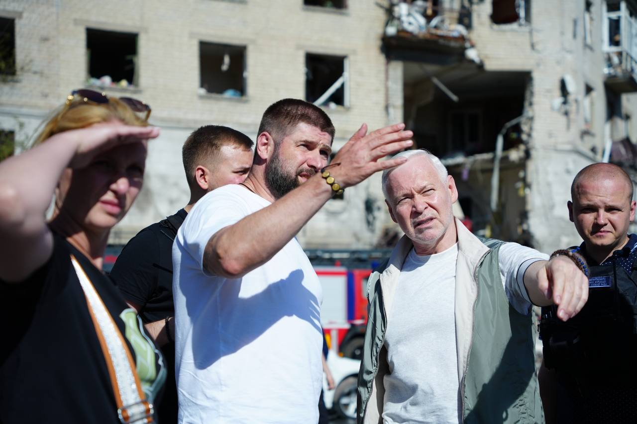 Mayor Ihor Terekhov in front of the building damaged by a Russian glide bomb attack on the center of Kharkiv on June 22, 2024 / Photo: Ivan Samoilov for Gwara Media