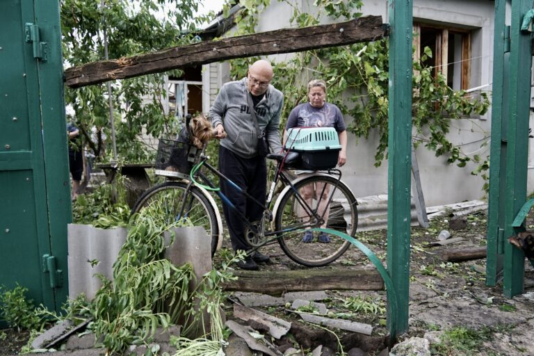 У районі, куди прилетіла бомба, гуляли п’ятеро дітей: РФ тричі вдарила по Дергачах на Харківщині