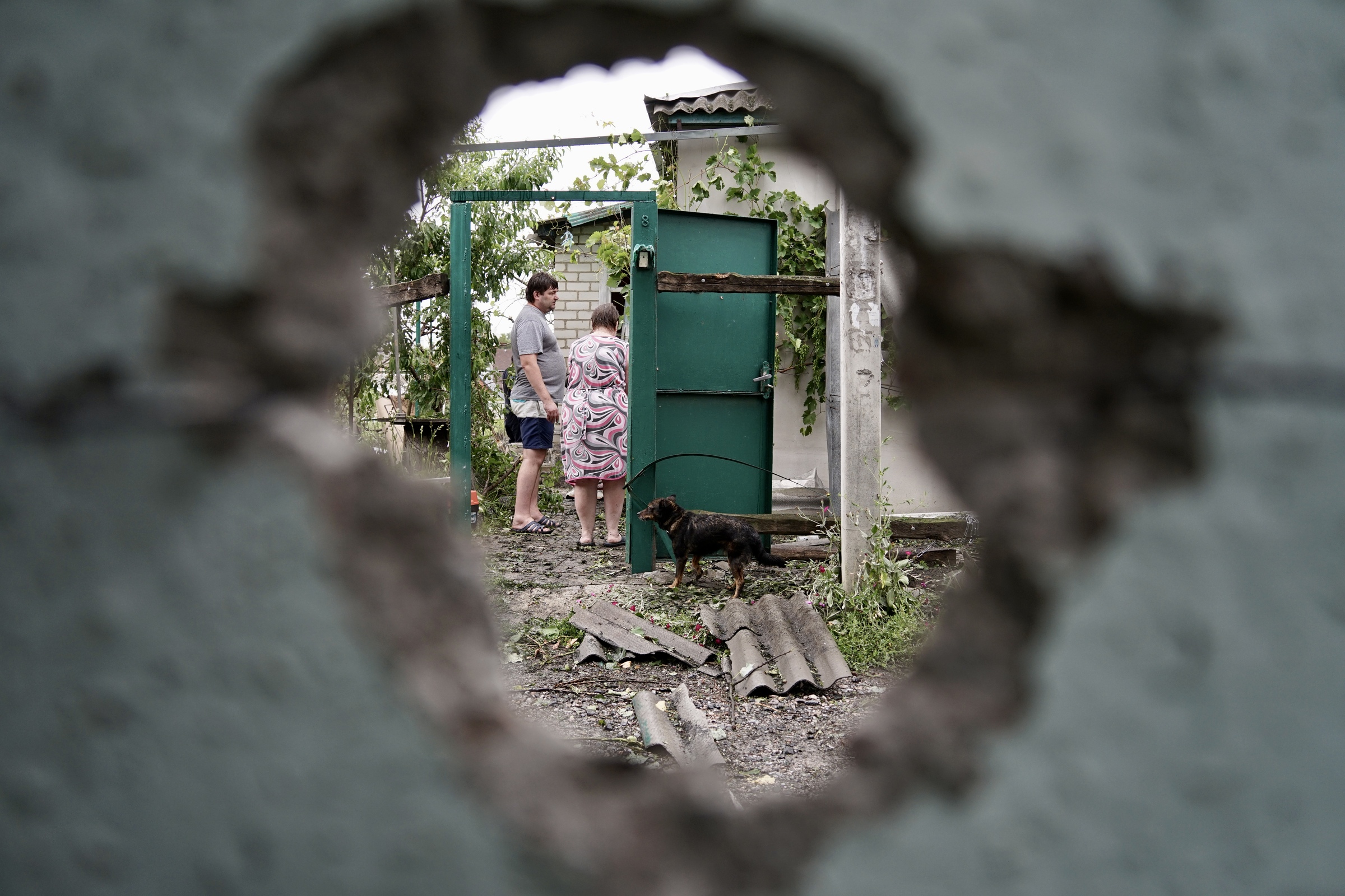 Residents of the houses in Derhachi, Kharkiv Oblast, that were damaged by Russian bombing. June 26, 2024 / Photo: Denys Klymenko for Gwara Media 