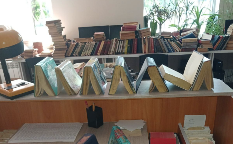Врятувати затоплену бібліотеку Харкова: 1000 книг пішли «під воду»