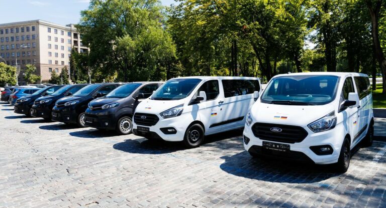 Громади та рятувальники Харківщини отримали шість мікроавтобусів