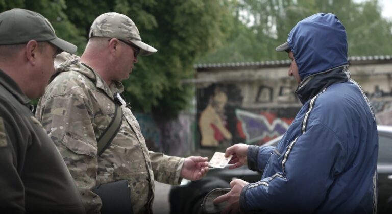 День із працівниками ТЦК у Харкові: про мобілізацію, ухилянтів та службу в армії — ВІДЕО