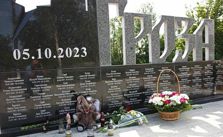 У Грозі встановили меморіал вшанування пам’яті загиблих жителів під час ракетного удару