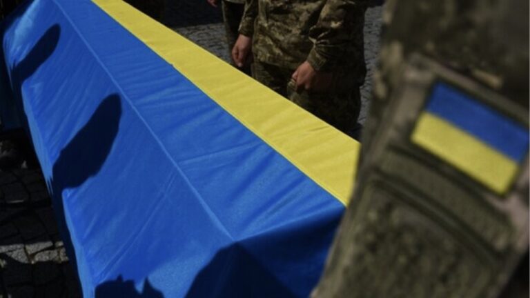 Фейк. У труни загиблих українських військових кладуть телефони, щоб повідомити про перемогу