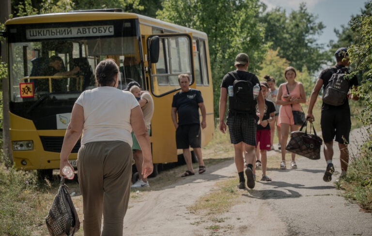 Примусова евакуація з Вовчанської громади: як і куди вивозять родини з дітьми — ВІДЕО