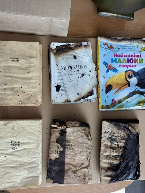 Обгорілі книжки після удару росіян по «Фактор-друку» покажуть у Швеції на виставці