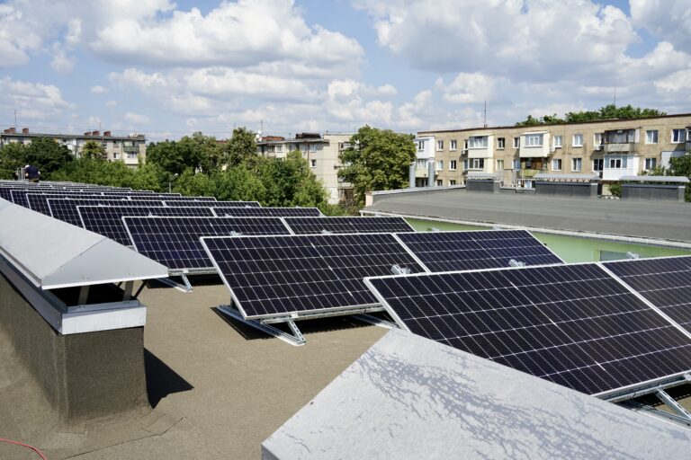 У Харкові другу лікарню оснастили сонячними батареями — фото