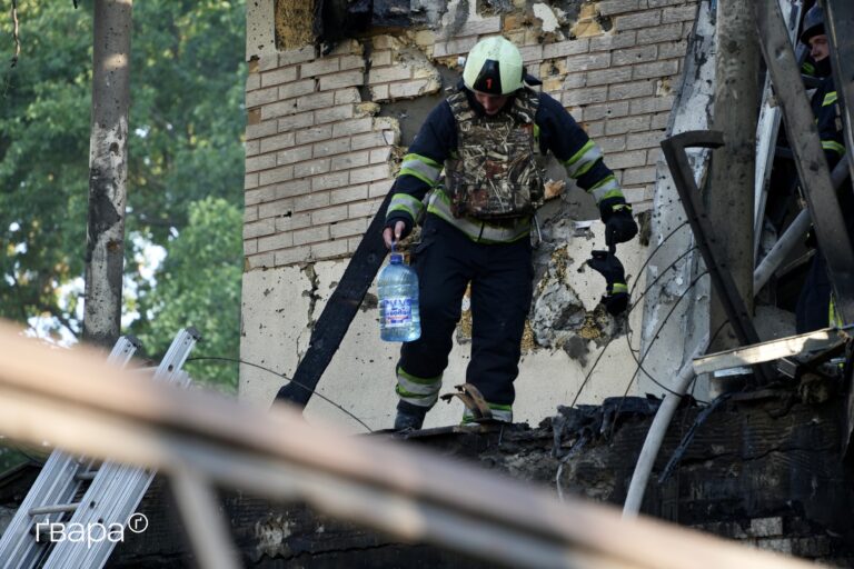 Росіяни вдарили КАБом по будинку волонтера в Харкові — фоторепортаж
