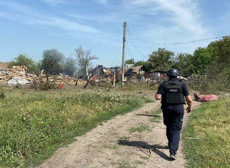 У поліції показали наслідки обстрілів авіабомбами ФАБ-250 по селу на Харківщині