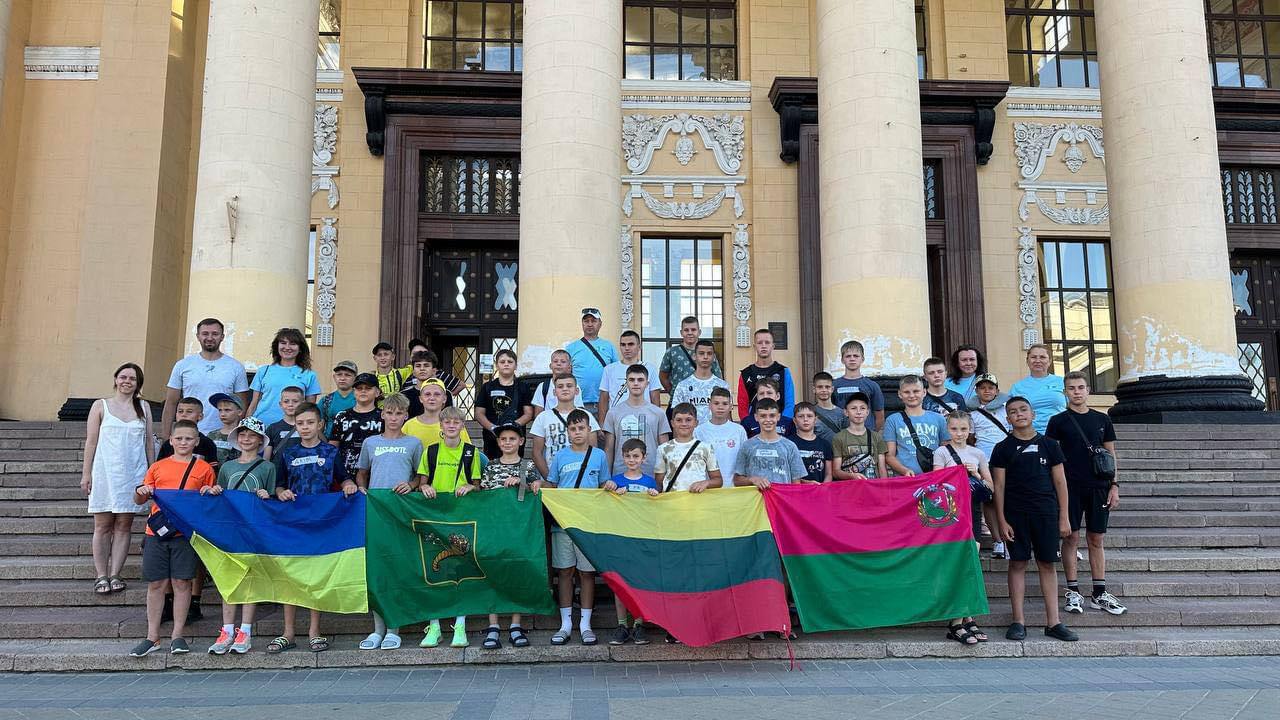 Niños militares de la región de Jarkov van al campamento deportivo del club de fútbol español Barcelona