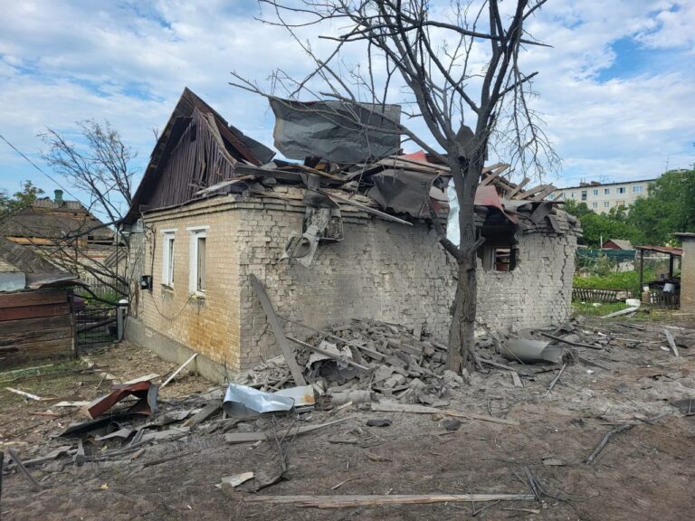 Внаслідок обстрілу селища на Харківщині двоє загиблих та четверо постраждалих