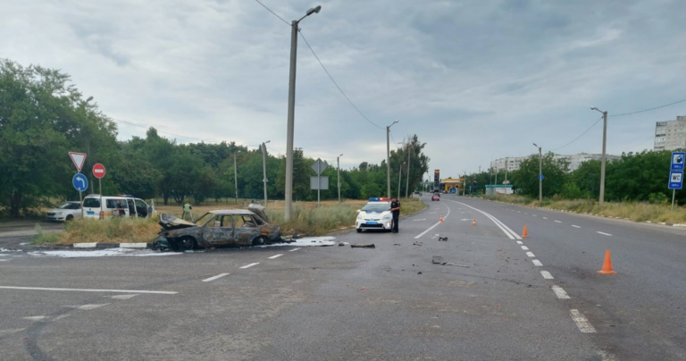 ДТП у Харкові: дві автівки зіткнулися в Індустріальному районі міста, сталася пожежа